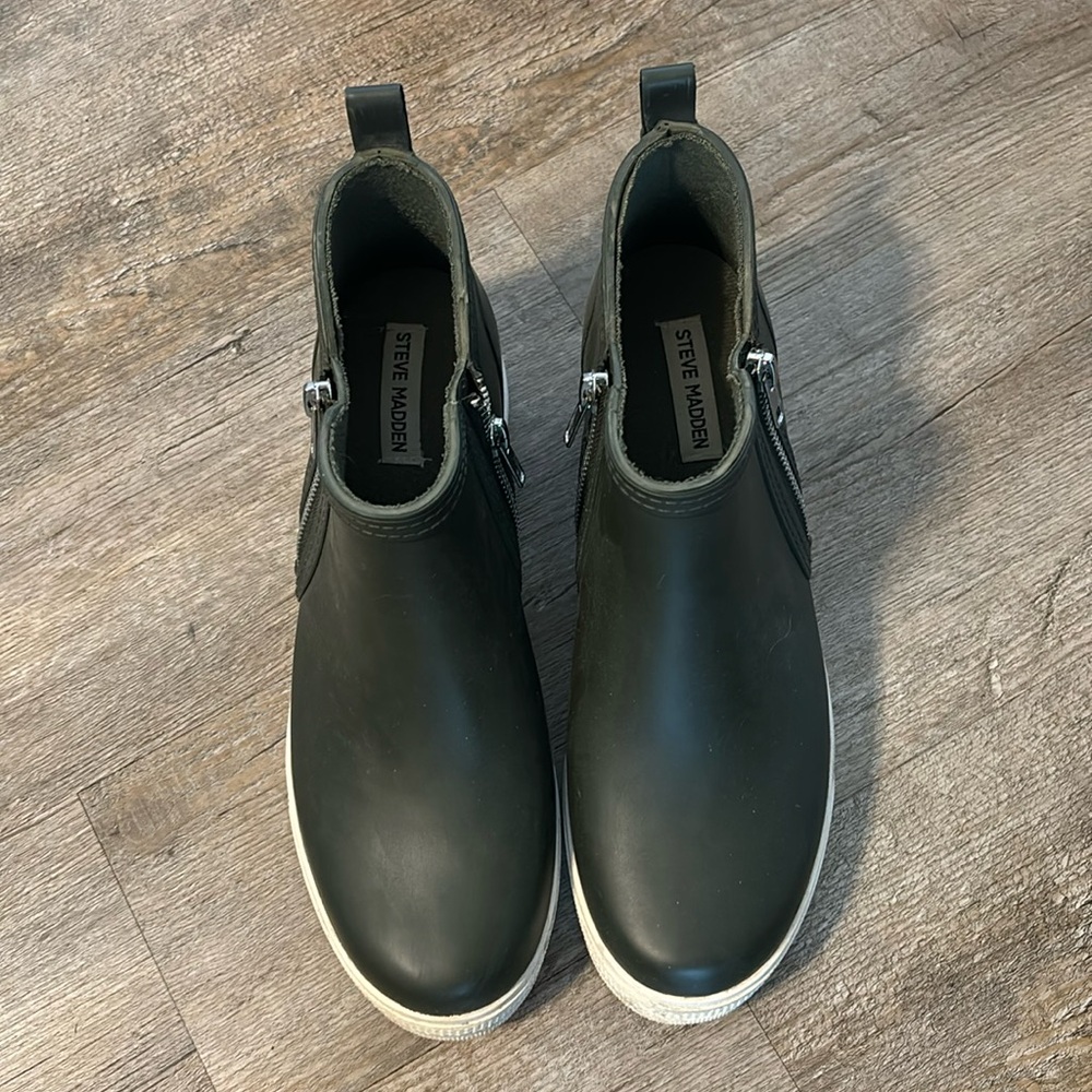 {Steve Madden} Wedgie Rain Boot